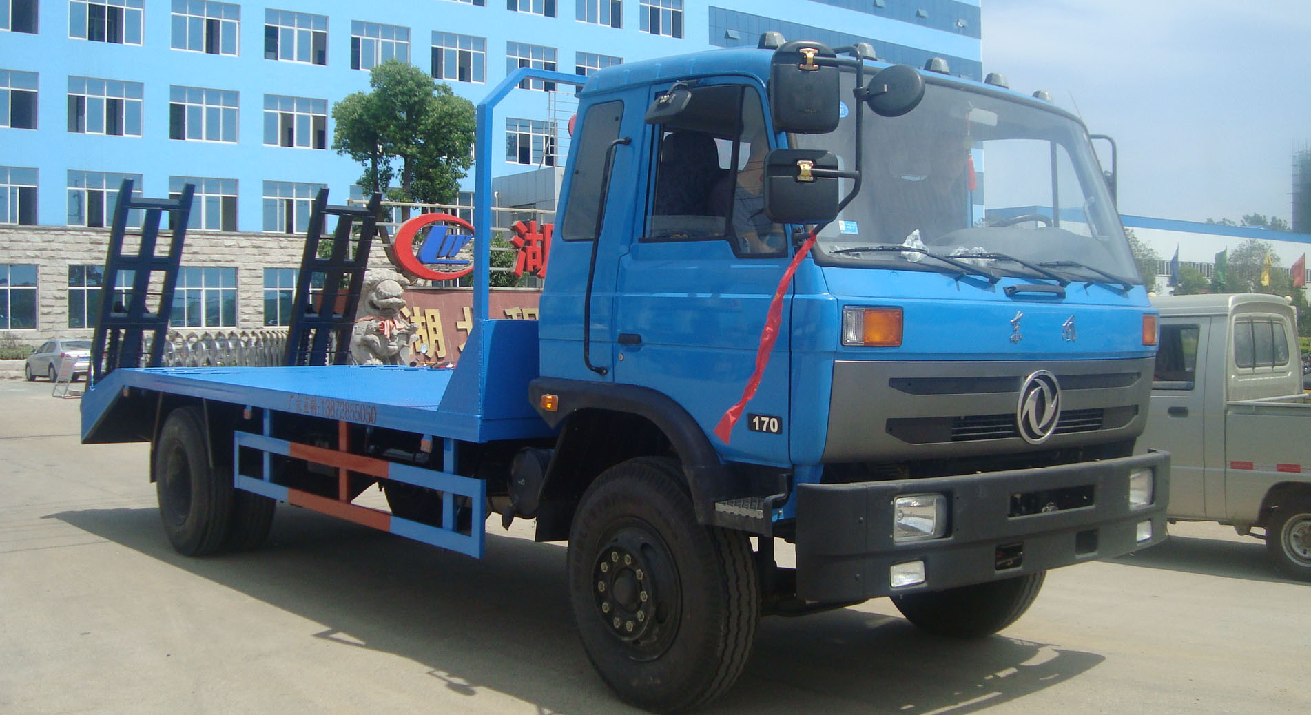 吉安解放小三軸平板運(yùn)輸車/挖機(jī)運(yùn)輸車_專用汽車欄目