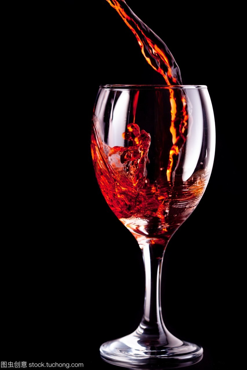 空杯子盛滿(mǎn)了酒