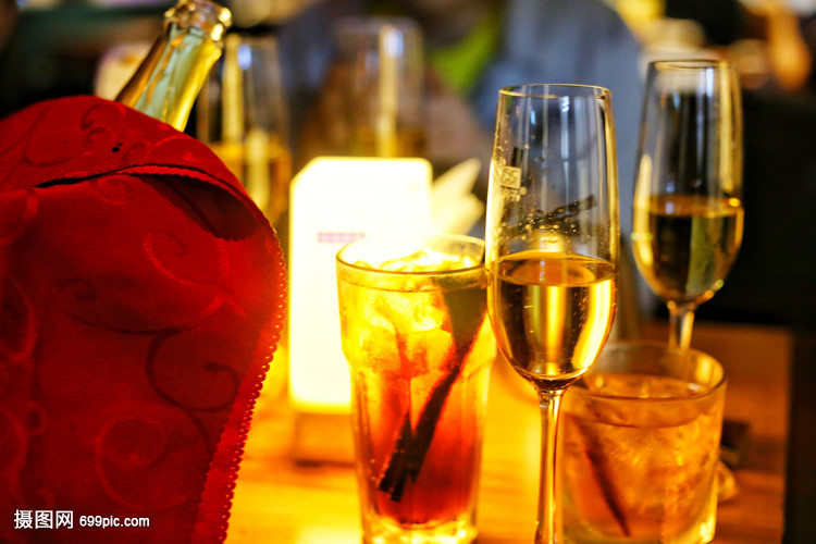 酒吧里的高腳杯和雞尾酒