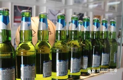 50余名消費(fèi)者走進(jìn)百威啤酒生產(chǎn)車間，感受百年文化魅力